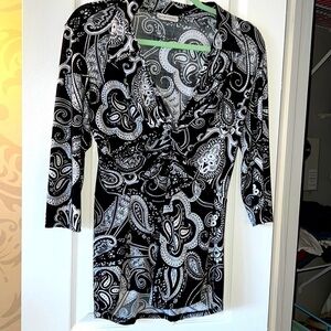 Kokoon knotted front black & white Paisley blouse w/ collar. Sz M